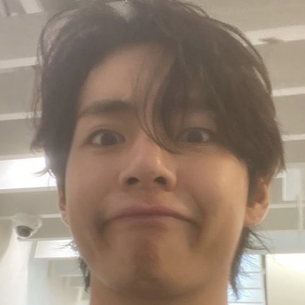 EHEHo_o's tweet photo. taehyung’s bread cheeks 😩🍞 https://t.co/9A9cTZDruW