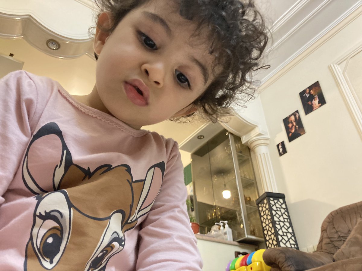 این آقا پسر که می بینید ، دخترمه در حال کشیدن نقاشی 😄