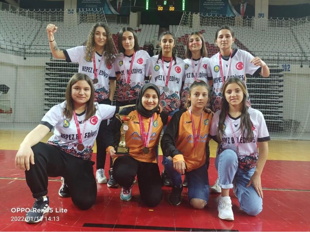 07kepezmem's tweet photo. Ayten Çağıran Çok Programlı Anadolu Lisesi Kızlar Futsal Takımı "Antalya Futsal Şampiyonasında” İl 3.sü olmuştur. +++

#AHENK İLE #KEPEZ_BAŞARIYA_KOŞUYOR

@antalyamem07 @huseyiner07 @AntalyaAhenk @vural_hudai @abbasdog4n @AytenCpal https://t.co/K4Xd3JIsGh
