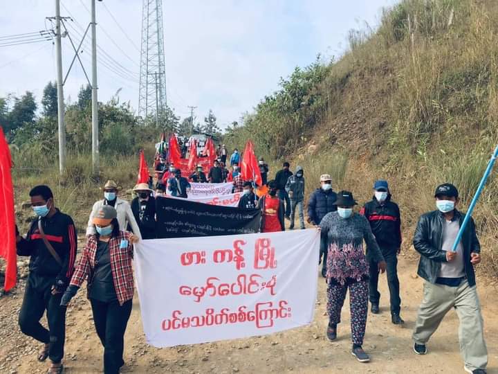 b3rry_y's tweet photo. Protestors marched today against the military dictatorship in Phakant where the internet has been cut by military terrorists nearly five months.

#WarCrimesOfJunta #2022Jan14Coup
#WhatsHappeningInMyanmar https://t.co/o5ZGbyZXdq