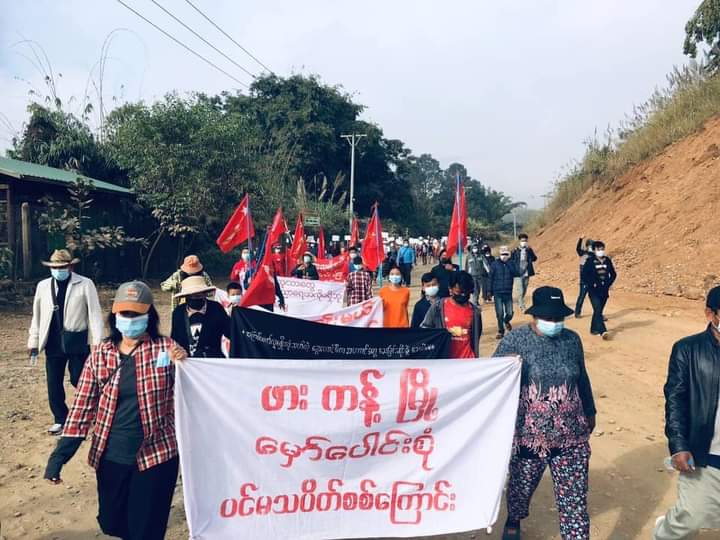 b3rry_y's tweet photo. Protestors marched today against the military dictatorship in Phakant where the internet has been cut by military terrorists nearly five months.

#WarCrimesOfJunta #2022Jan14Coup
#WhatsHappeningInMyanmar https://t.co/o5ZGbyZXdq
