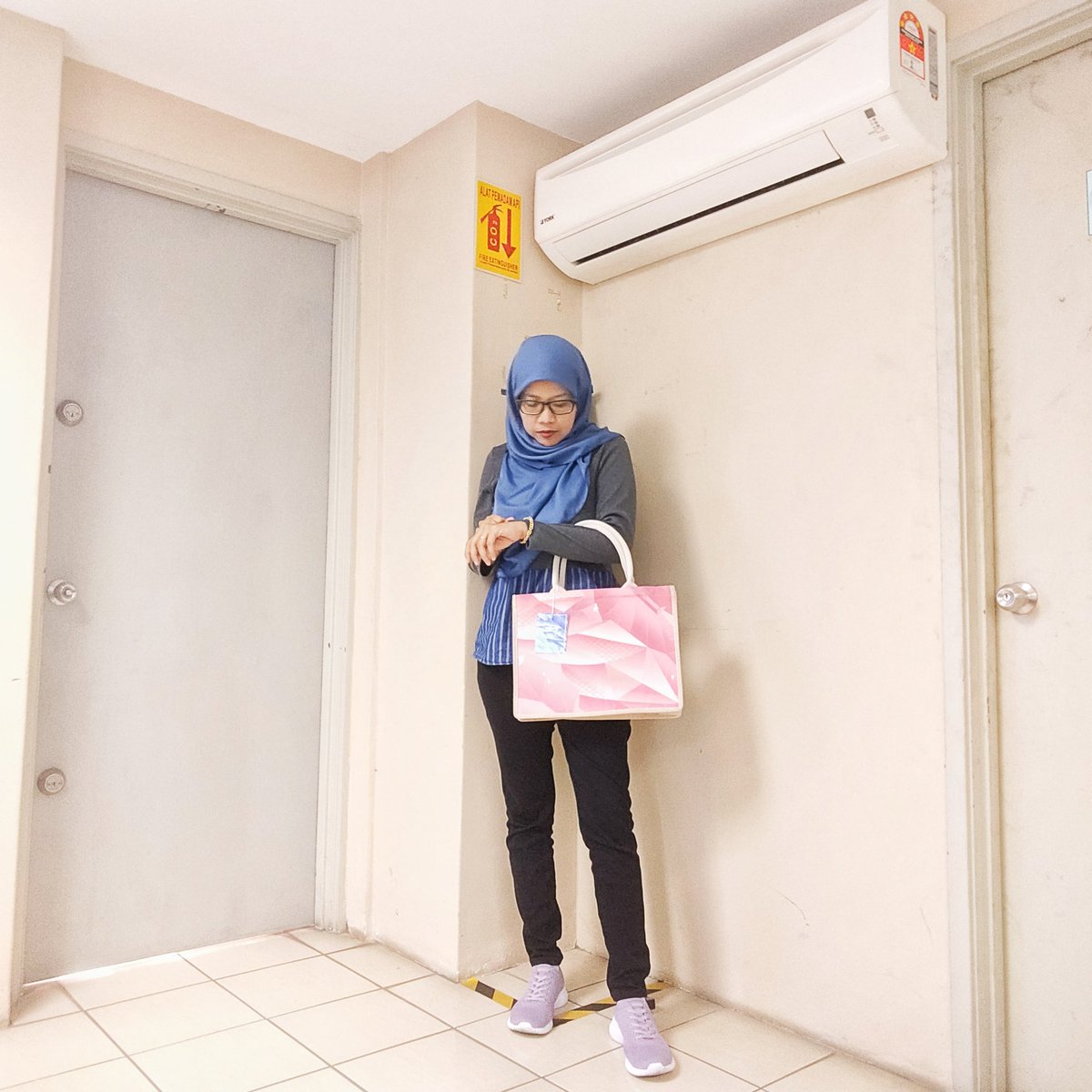 Miqaila cerita, Marissa marah sebab susah nak picit ubat gigi. Dia ambik ubat gigi dari Marissa, tengok bawah ubat gigi tu gemuk, dia picit.

Marah tak menyelesaikan masalah kan? 

*Jute bag dari <a href="/ThedUCkGroup/">ThedUCkGroup</a> dapat sebab achieve target. Nak join agen meh pm. 

#ipoh #eskayvie