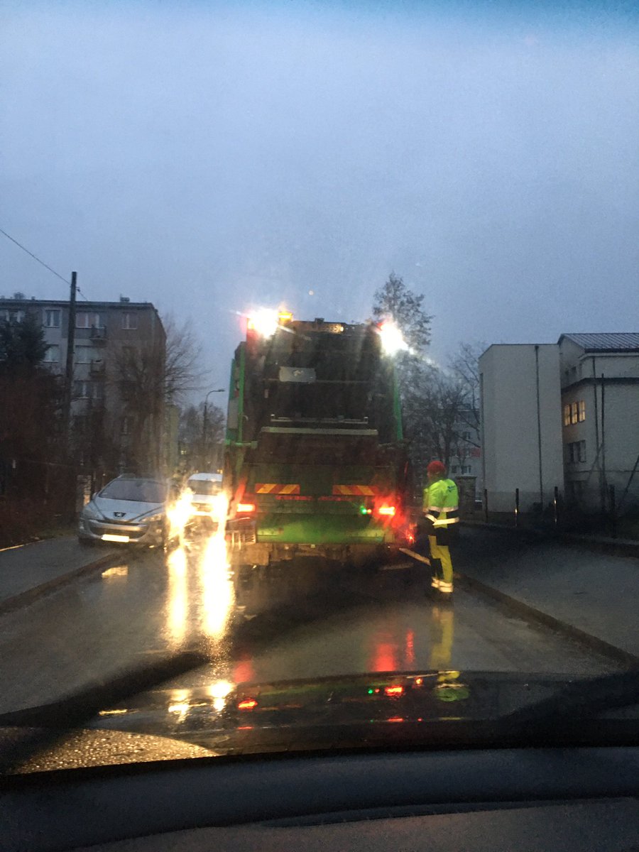 Jak bardzo zły może być poranek? No tak, ze dziecku w drodze do przedszkola chce się siku a wysikać na trawkę w mróz się nie chce. No tak ze śmieciarka zastawia Ci drogę. I tak, że ludzie parkują jak ciule wiec wysiadasz zmieniając się w ludzka żyletkę by nie obić tego ciula obok