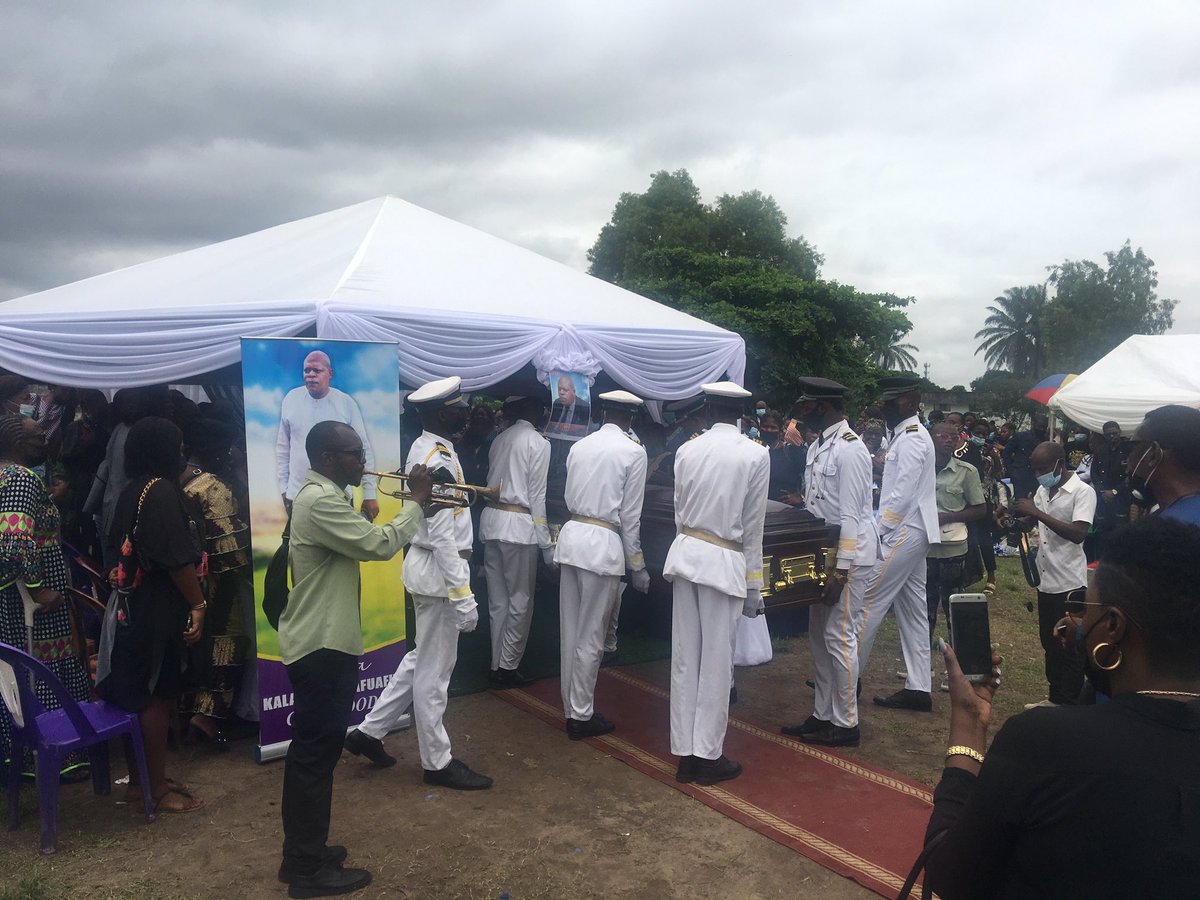 FCRdcongo's tweet image. #RDC | Hommage rendu à César KALAMBAYI, ancien Inspecteur général du Front Citoyen pour la République, #FCR conduit par l’honorable Jean Bertrand Ewanga Isewanga Président National ce mercredi 12.01.2022 à la morgue de l’hôpital du cinquantenaire.

Que son âme repose en paix. 🙏🏽