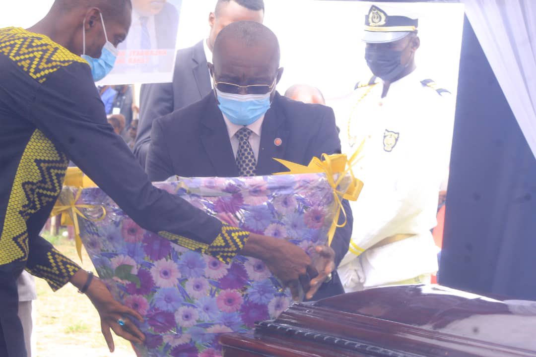 FCRdcongo's tweet image. #RDC | Hommage rendu à César KALAMBAYI, ancien Inspecteur général du Front Citoyen pour la République, #FCR conduit par l’honorable Jean Bertrand Ewanga Isewanga Président National ce mercredi 12.01.2022 à la morgue de l’hôpital du cinquantenaire.

Que son âme repose en paix. 🙏🏽