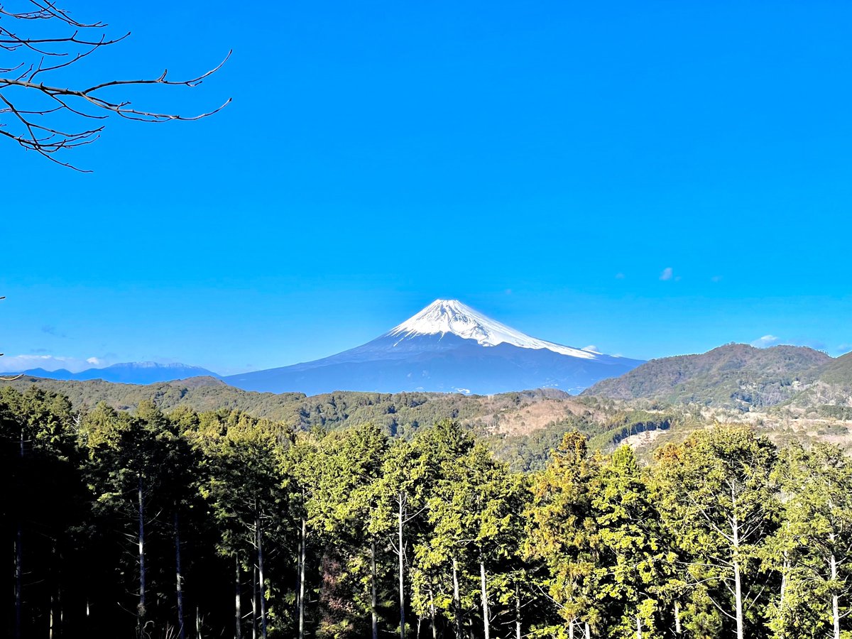 富士山の観覧場所としてオススメの「匠の村」には展望台スペースがあります🗻 この季節ならではの富士山をぜひご堪能ください✨
