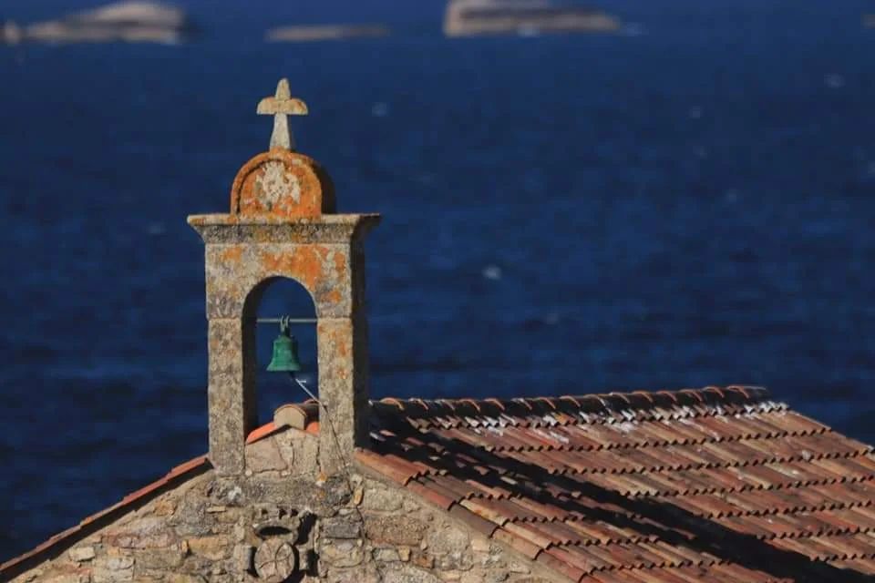ciesgal's tweet photo. Vista da espadana da capela da illa de Sálvora e do tellado a dúas augas da que ata os anos 60 do pasado século fora a vella taberna. 

#NaturezaAtlántica #CulturaAtlántica 

📸 Manuel Ángel Agulla Núñez https://t.co/LxUsh5pDKu