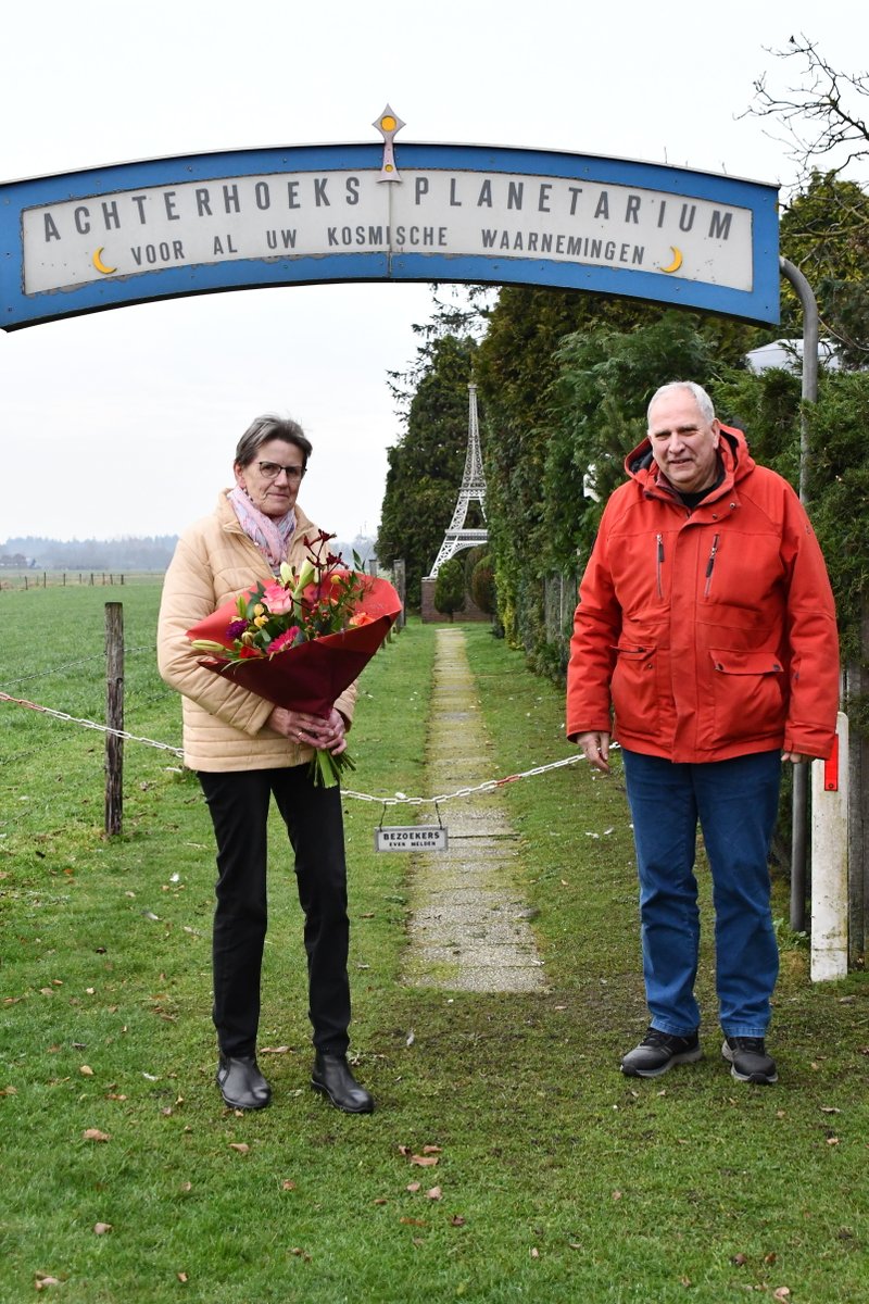 gem_bronckhorst's tweet photo. Achterhoeks Planetarium Olthof uit #Toldijk #vrijwilligers van 2021! Dat werd 12/1 bekend gemaakt tijdens de online nieuwjaarsreceptie. Ook werden er maar liefst 8 #kampioenen gehuldigd. Terugkijken? Dat kan via: https://t.co/Pc6DqKhdiS. ⬅️ https://t.co/nW2ESTauGX
