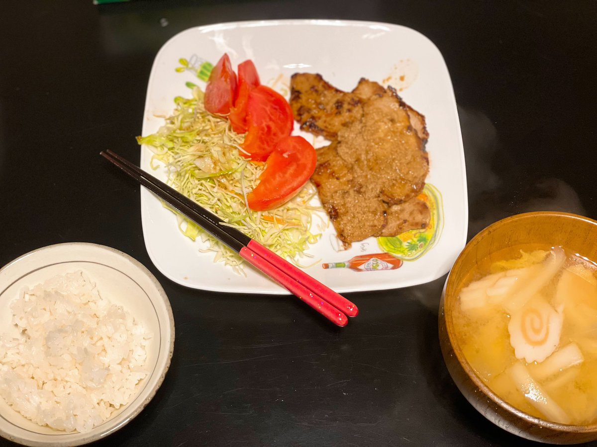 こんばんは♪ 今日のお夕飯 は 🍀豚の生姜焼き 🍥なるとの白菜味噌汁 今日は母の手作り料理 ありがてぇ😭 金曜日の夜楽しんでね🍀