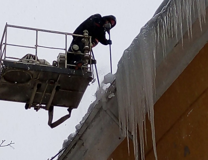 сбивание сосулек с крыш. очистка крыш от снега. очистка снега с крыши. крючок для сбивания сосулек. сбивание сосулек.