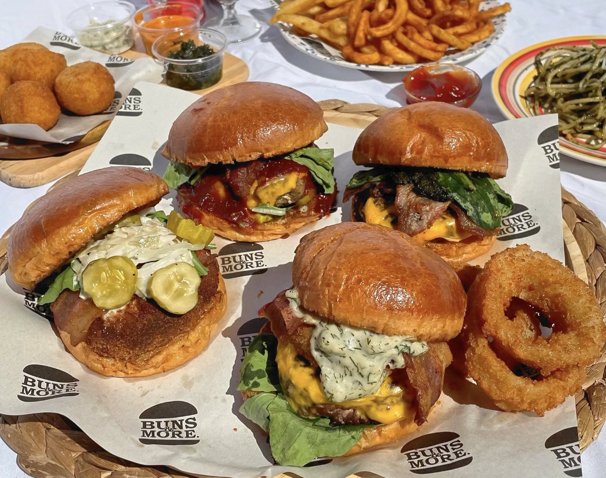 itsopalnaaa's tweet photo. 📍Buns&amp;More อยากให้ลองมาก ร้านเบอร์เกอร์ฉ่ำๆ🥺 เนื้อวัวร้านนี้เป็นแบบ dry-aged 45 วัน หอมอร่อย ตัวเนื้อหมูหมักสมุนไพร รสชาติกลมกล่อมพร้อมกับกลิ่นสมุนไพรแทรกขึ้นมา มีเมนูเบอร์เห็ดเห็ดพอร์โทเบลโลกับชีสด้วย ซอสเบอร์เกอร์มีหลายแบบ ตัวบันเป็นขนมปังบริยอชนุ่มเบา~🍔
#โอปรีวิว @aroii https://t.co/Eb3GQrZeJ3
