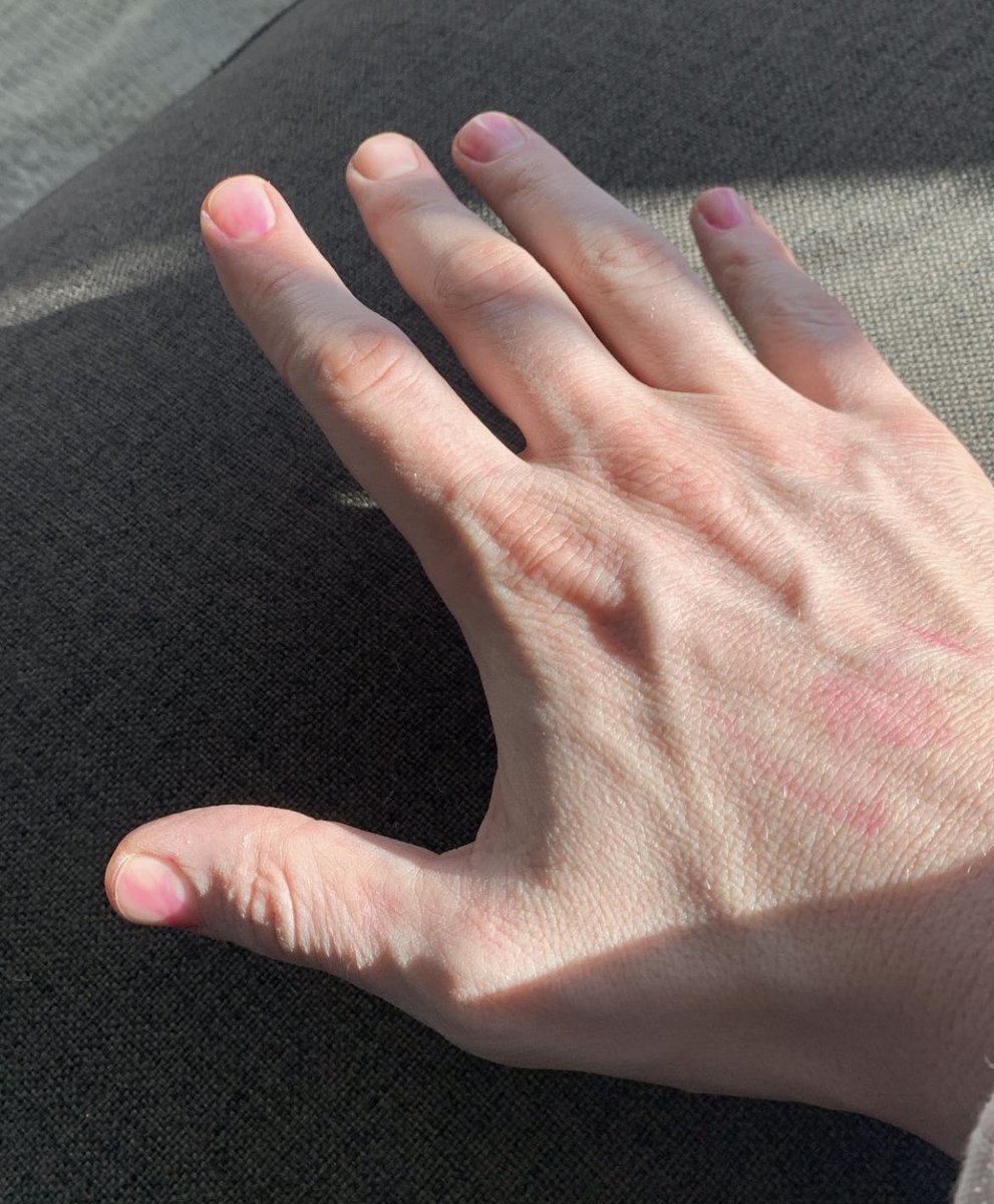 Vamanim's tweet photo. hande wrote on his hand
“I 🤍U”
bye 😭 https://t.co/ln6QXaX9KR