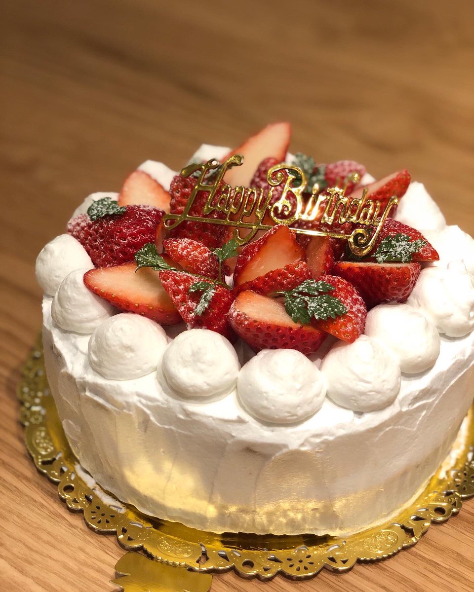 Lunanan7's tweet photo. 先日、母の誕生日でした🎉

いつも私たち子どもの誕生日は
ママの手作りケーキに
ハッピーバースデーをみんなで歌いま��✨

今回は、私と妹で
ケーキ作りました🎂

ママみたいにうまくは作れなかったけど、来年はもっと美味しく作ってあげたいな🥰 https://t.co/PcNMUBWuYO