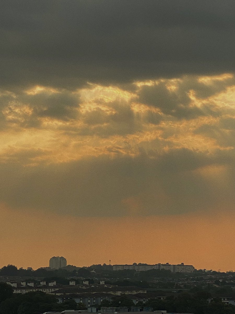 SAASFIisME's tweet photo. Collections of ——

•Sunset
•Cloud
•Light 

 1. Sunset &amp; Crepuscular Rays.
- Subang Jaya, 14012022. https://t.co/DdCGVek7Aj
