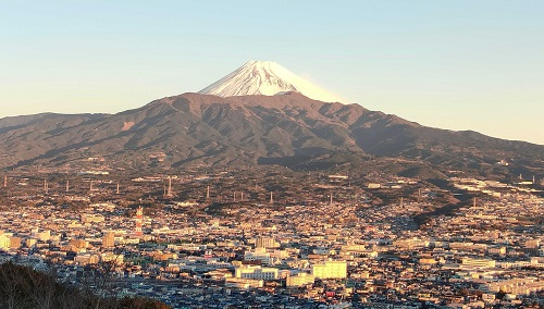 初日の出と富士山 https://t.co/4Y0NyUdUjk 遅ればせながら、新年1月のスタッフブログということで ＃初日の出 と ＃富士山 の写真をご紹介します。 初日の出に照らされた神