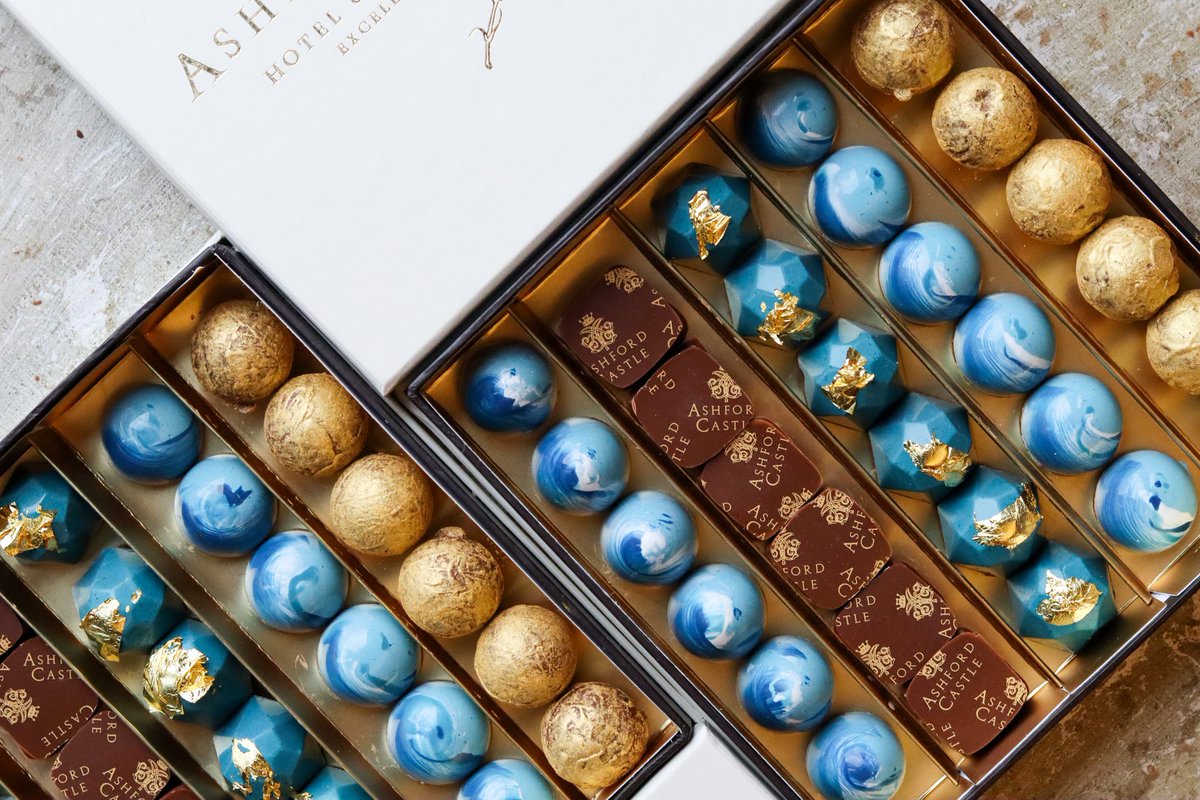 paulapastry's tweet photo. We've no January blues @ashfordcastle  - Only blue chocoates - Inspired by the Sea,  Traval and How we @TreadRightOrg 🌍

@red_carnation

#MakeTravelMatter
 #HowWeTreadright https://t.co/rnwN1sazxR