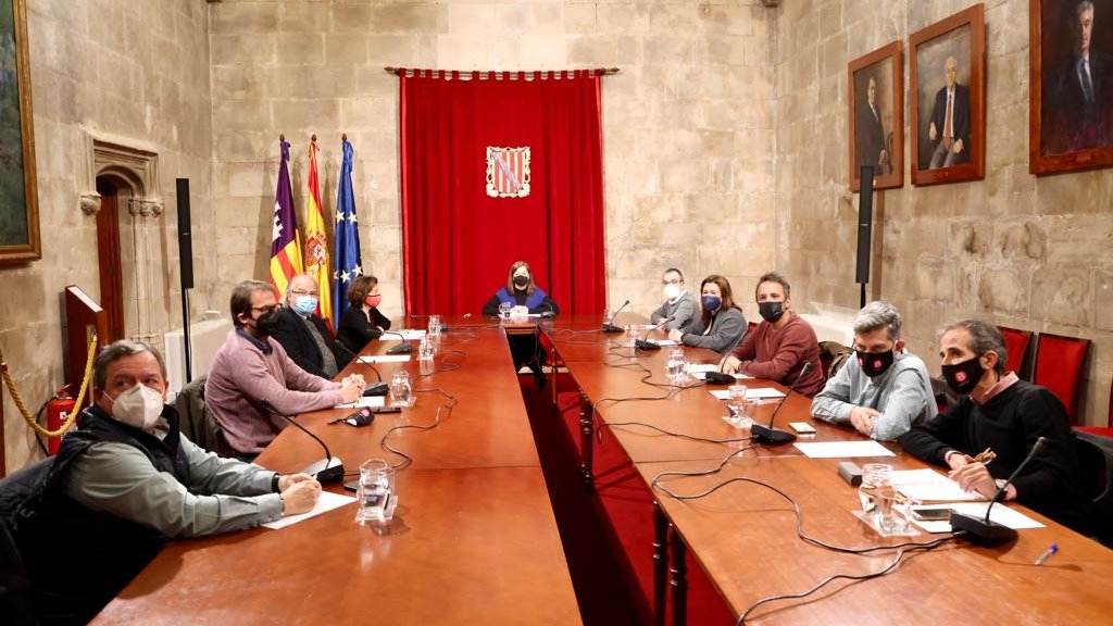 Francina Armengol (@f_armengol) on Twitter photo Per una Radiotelevisió pública autonòmica de qualitat, independent i de futur, amb millors condicions laborals.
Acabam d'anunciar al <a href="/ComiteinfosIB3/">Comitè d'empresa EPRTVIB. IB3</a> que el <a href="/goib/">Govern de les Illes Balears</a> inicia el procés per internalitzar tots els treballadors i treballadores dels serveis informatius d'<a href="/IB3/">IB3</a>. Per una Radiotelevisió pública autonòmica de qualitat, independent i de futur, amb millors condicions laborals.
Acabam d'anunciar al <a href="/ComiteinfosIB3/">Comitè d'empresa EPRTVIB. IB3</a> que el <a href="/goib/">Govern de les Illes Balears</a> inicia el procés per internalitzar tots els treballadors i treballadores dels serveis informatius d'<a href="/IB3/">IB3</a>.
