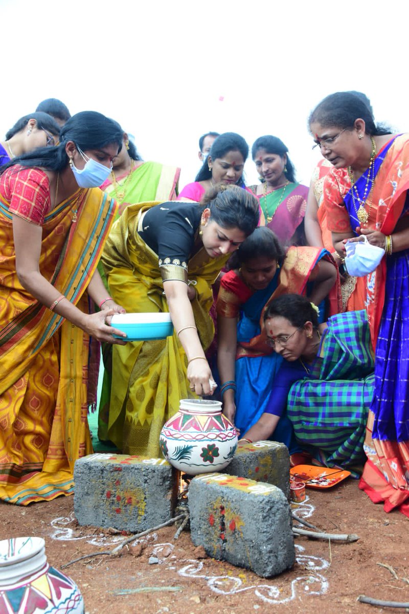 mb_telangana's tweet photo. We at #MissionBhagiratha filled our day with Rangolis, Gobbemmalu, Kite flying and Bhogi mantalu. 

We hope you too enjoy this festival in great spirit and health with your loved ones 😀

@SmitaSabharwal @DayakarRao2019 https://t.co/Q9NU4KqWl3