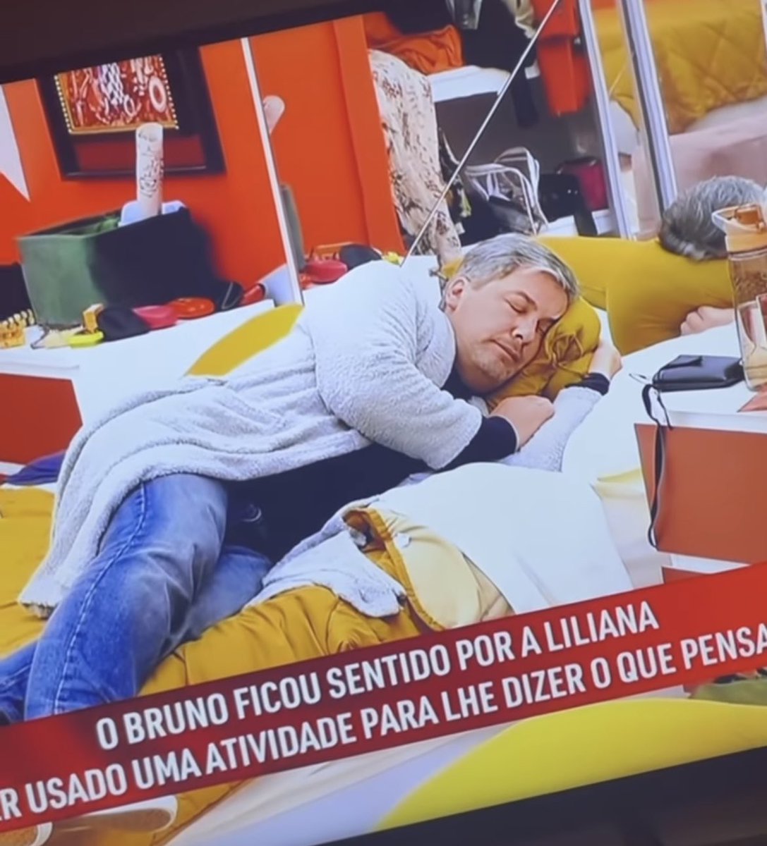 Eu a fingir que estava a dormir quando os meus pais entravam no quarto à noite: