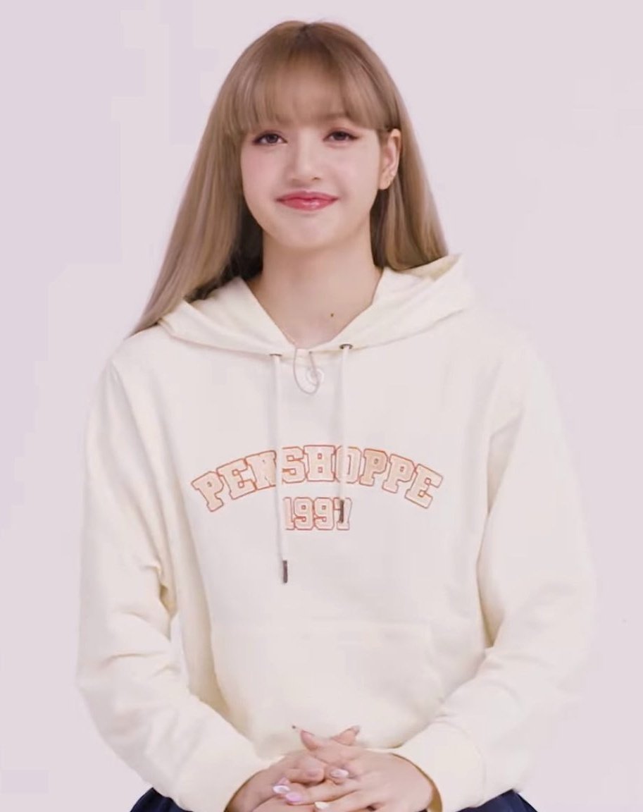 tinylisapics's tweet photo. #LISA #리사 @BLACKPINK https://t.co/PcQ61NlYtx