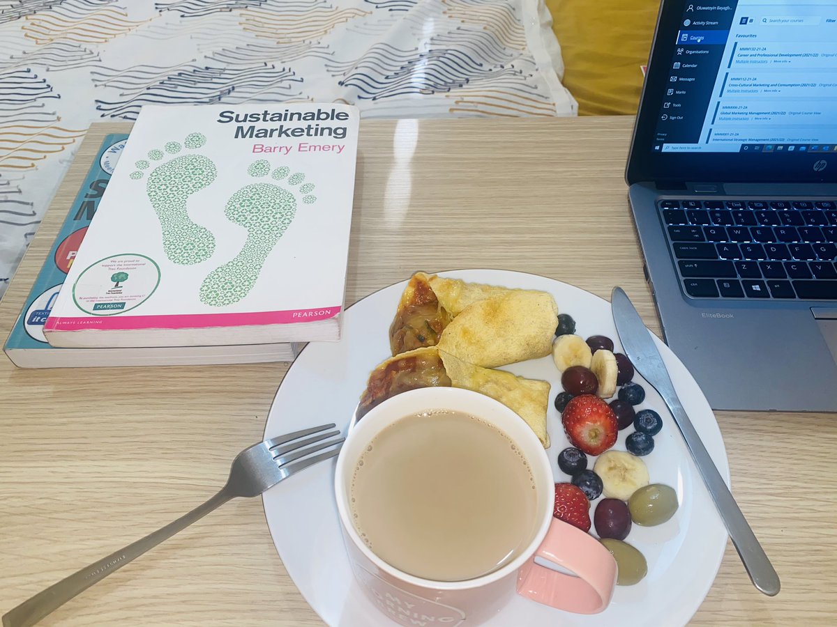 tee_bayagbon's tweet image. An untypical Friday morning breakfast before an important meeting to help concretise my #marketingdissertation idea. 
#HowitStarted vs #HowitsGoing #WinterWoes