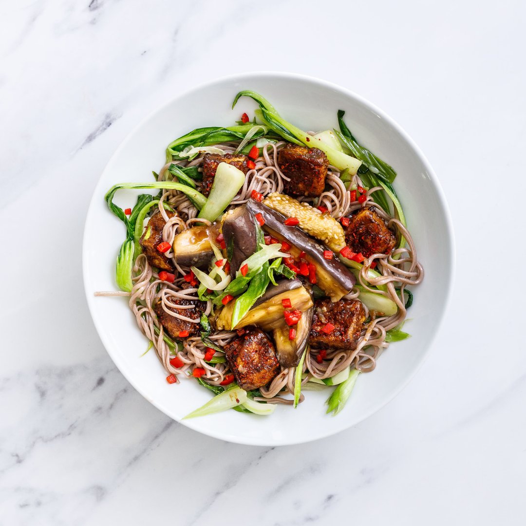 Crispy tofu in a sweet and sticky Sichuan sauce, with buckwheat noodles and aubergine stir fry 🍜 Despite its name, buckwheat is unrelated to wheat and is naturally gluten free, but high in magnesium, which helps to convert food into energy.
