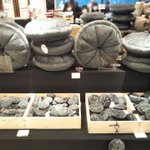 ポンペイ展の目玉？!「炭化したパン」のクッションw
