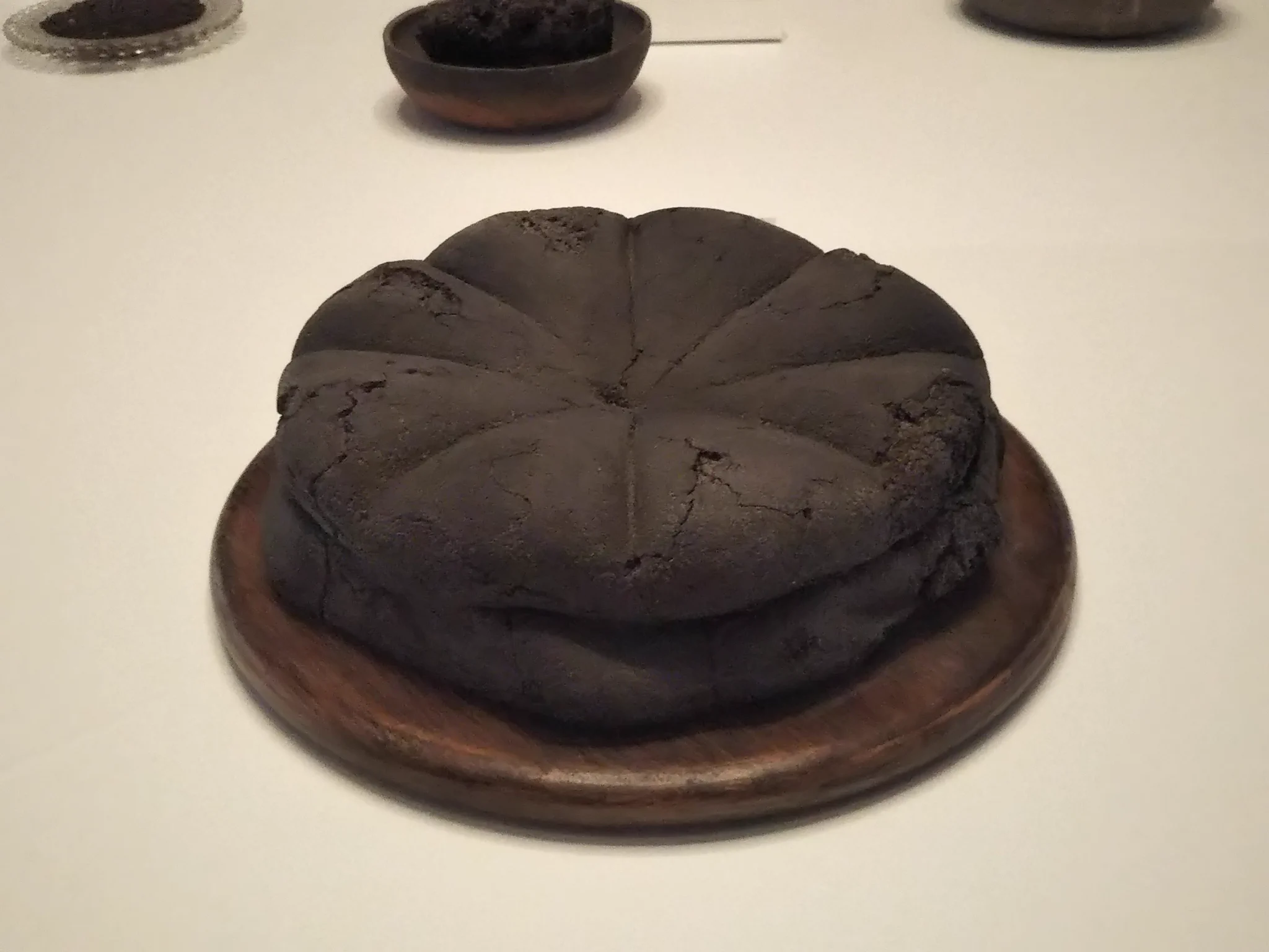 ポンペイ展の目玉？！「炭化したパン」のクッションw