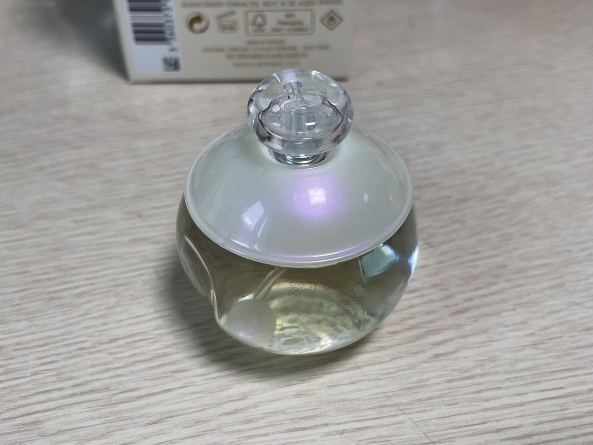 yerin0518's tweet photo. 나이가 들었는지 자꾸 옛날의 것들이 그리워져서 고딩 때 썼던 까사렐 노아 구입
추억보정인줄 알았는데 아직도 너무 좋아. 겨울에 진짜 잘 어울리는 포근한 향이다. 요즘 산마노 바닐라 바디로션 바르고 노아 뿌리는데 달달하고 포근해.. 특히 니트류 옷에 향이 배어 은은히 나는게 정말 좋다 https://t.co/xQhYq6VzU8