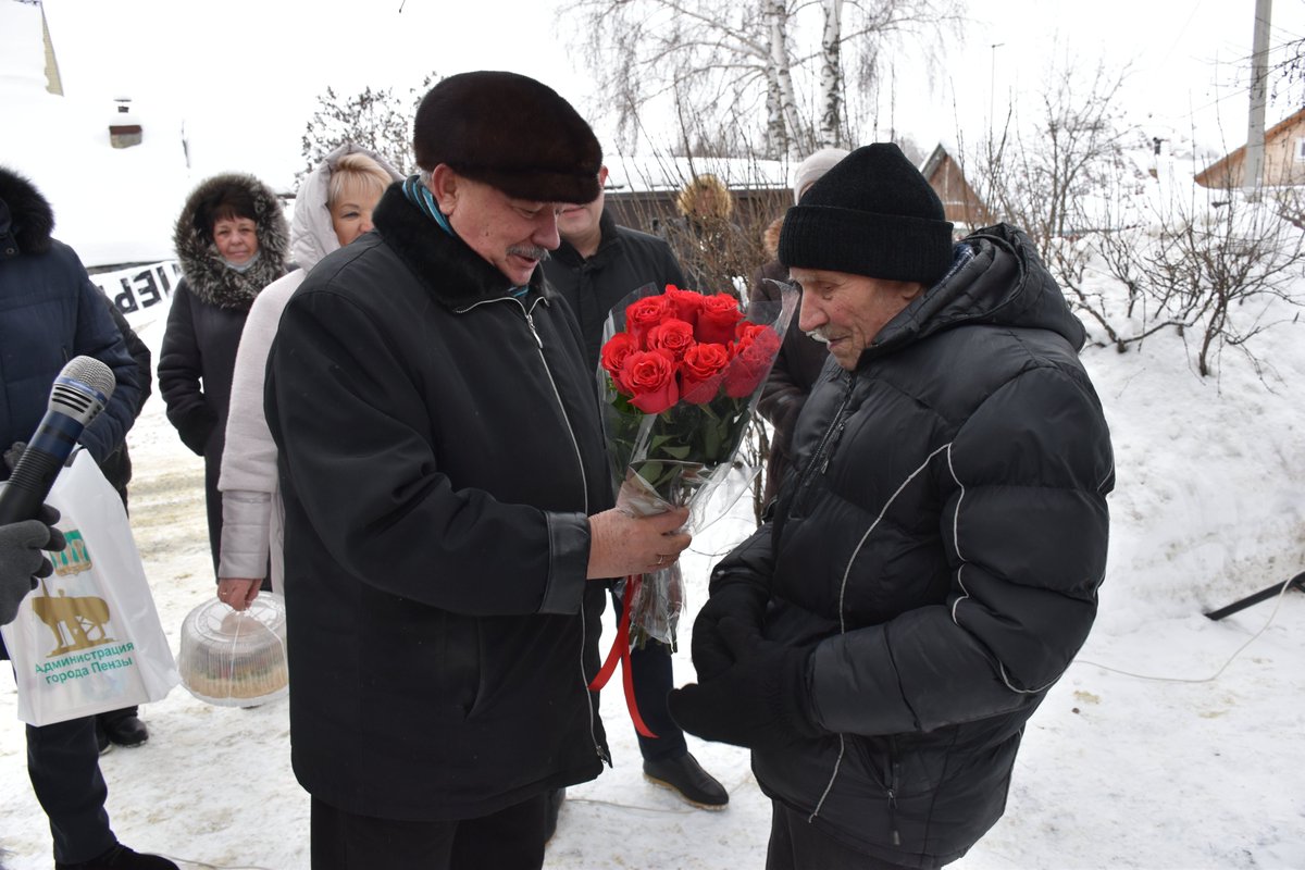 PressaCenter's tweet photo. Сегодня 100-летний юбилей отмечает ветеран ВОВ Сергей Дятлов.В военные годы он работал на пензенском заводе имени Фрунзе, изготавливал военную продукцию. В мирное время – фрезеровщиком в учебно-опытной мастерской при Артиллерийском училище.Общий стаж работы составил более 40 лет. https://t.co/ipxwXwsHTS