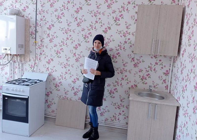 Жилье для детей сирот. Детдомовцы получили квартиры. Квартиры сиротам. Вручение ключей от новой квартиры. Жилье для детей сирот.