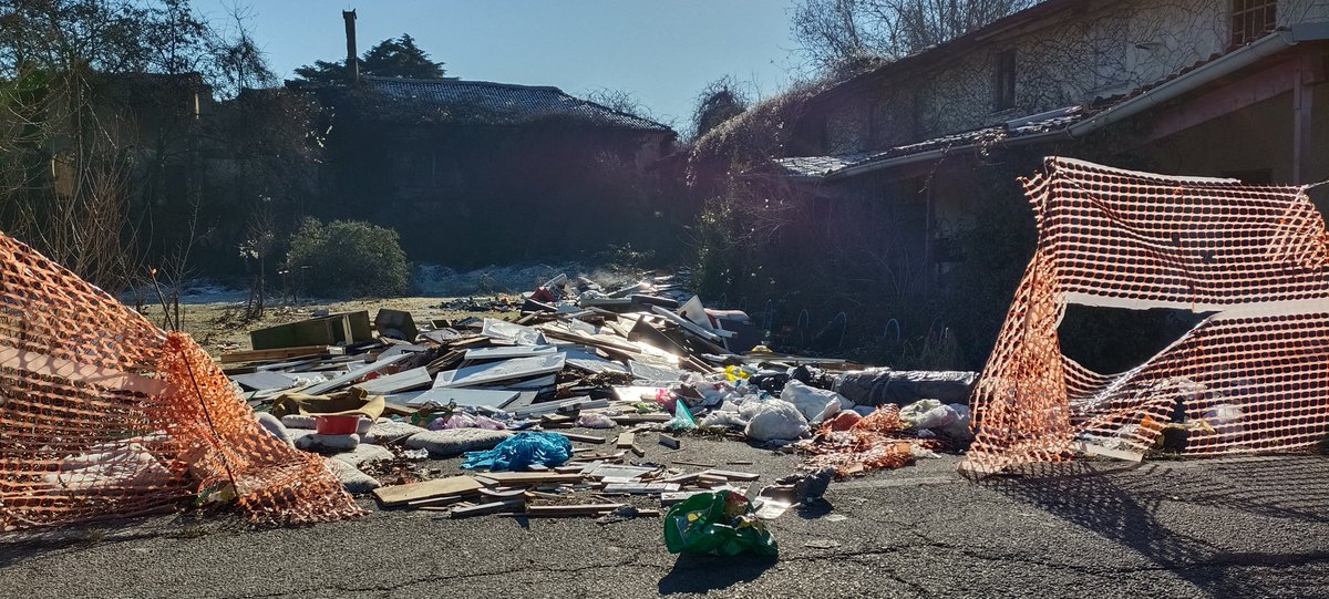 Qui è così da anni. È possibile mettere delle telecamere?
Borgo di Assiano, via Assiano e via Muggiano (ponte tangenziale).

<a href="/ComuneMI/">Comune di Milano</a>  
<a href="/amsa_spa/">Amsa</a>