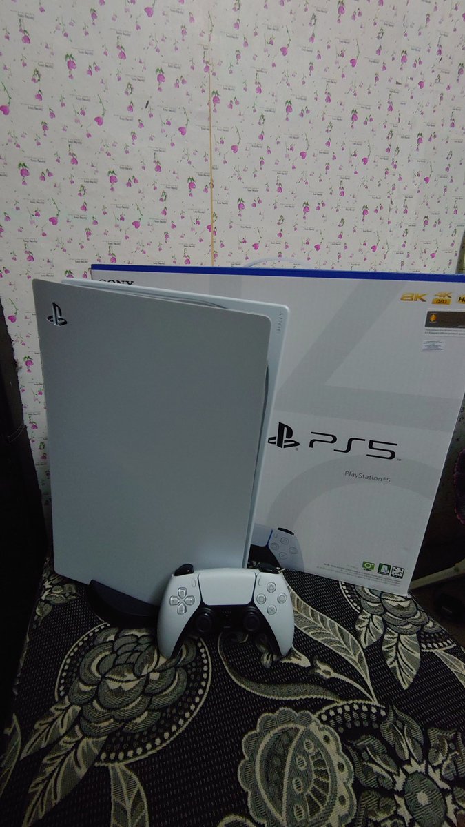 SheffieldIshak's tweet photo. Hello world. #PS5 #playstation #Sony #consolepeasant #controllerplayer https://t.co/oQnpsuCkzb