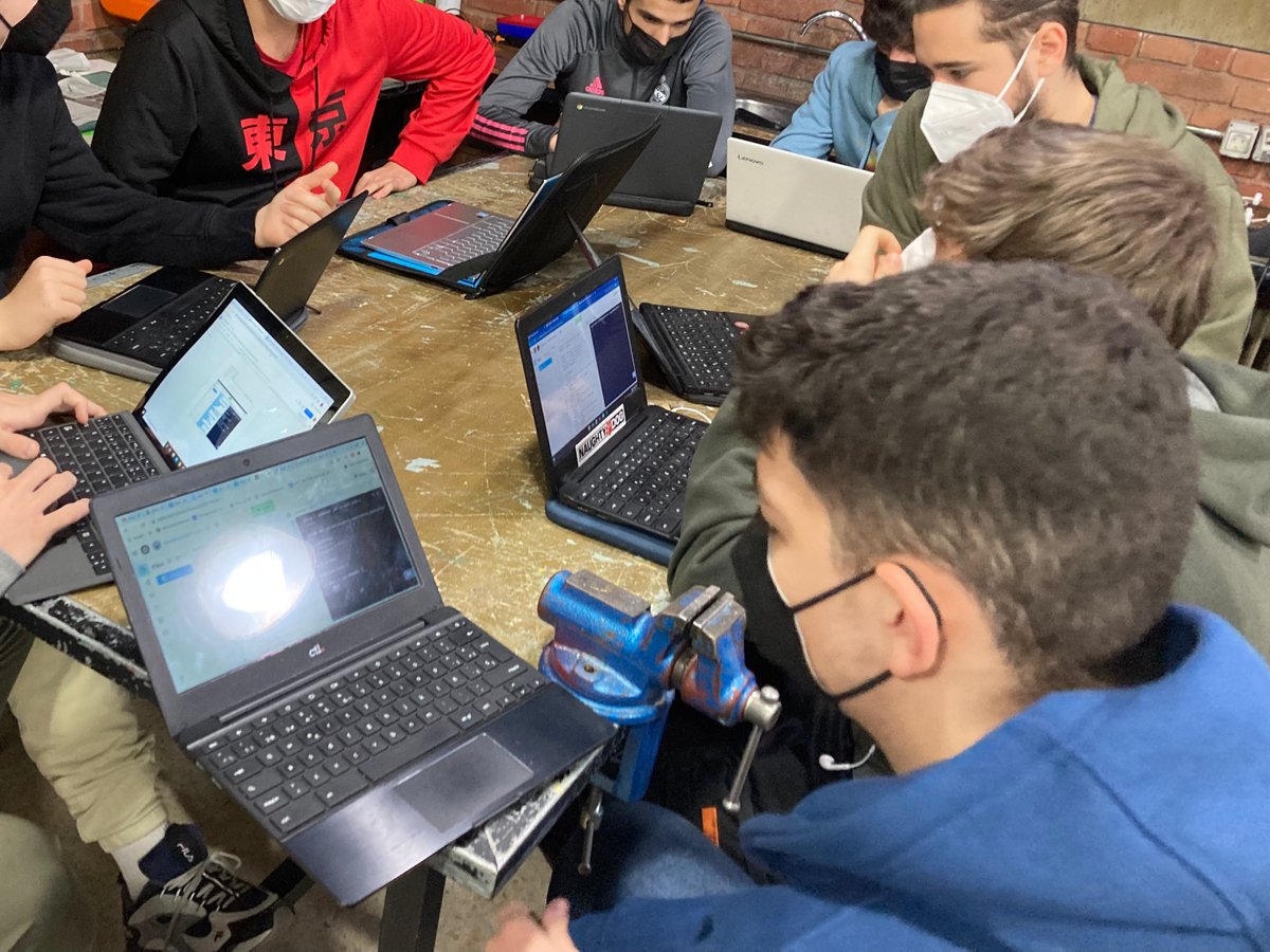 colegioarcangel's tweet image. 💻Nuestros alumnos de 2º de #Bachillerato aplican sus conocimientos en lenguaje de #programaciónC , lo que les permitirá la creación y desarrollo de software y sistemas operativos.

#ArcángelHighTechPerformance #tecnología #competenciasdigitales