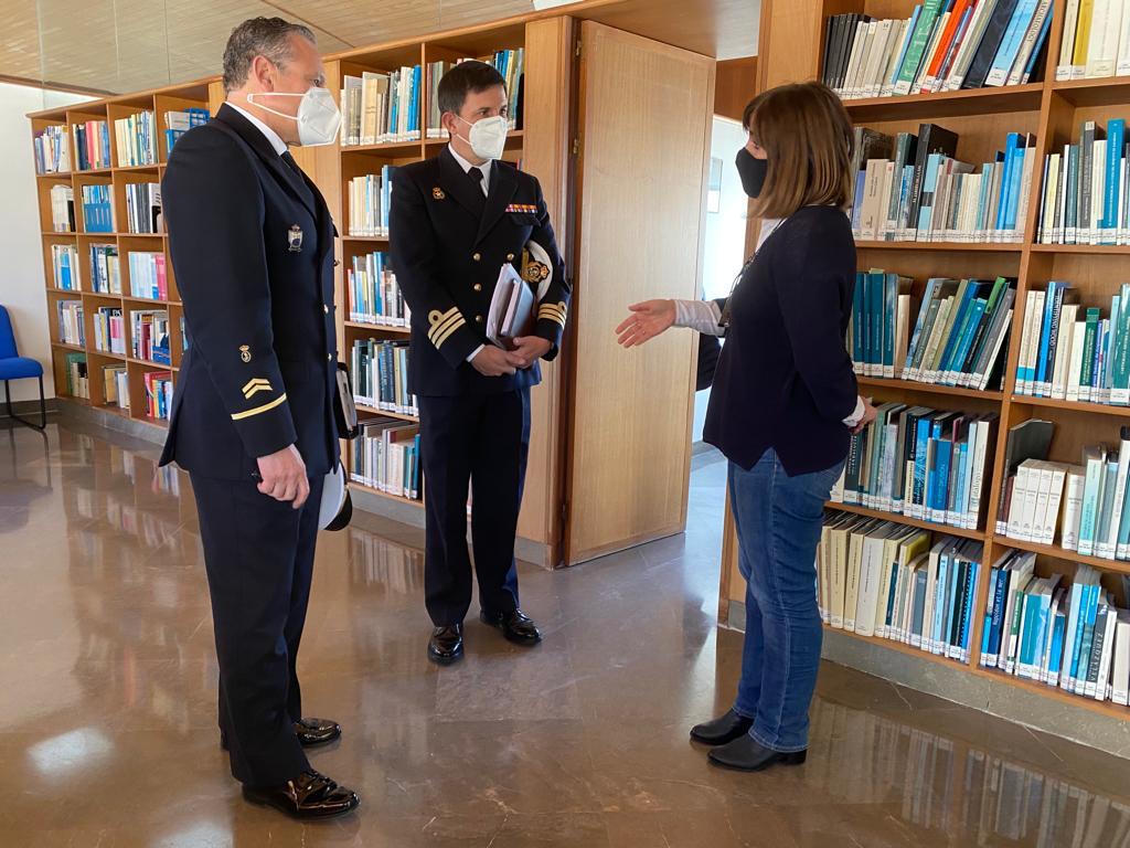 IAPHpatrimonio's tweet photo. Hoy ha tenido lugar en el Centro de Arqueología Subacuática del @IAPHpatrimonio @CulturaAND una reunión con la Comandancia Naval de #Cádiz @Armada_esp para establecer futuras colaboraciones en las investigaciones del patrimonio arqueológico subacuático. https://t.co/uncpEPQsMU