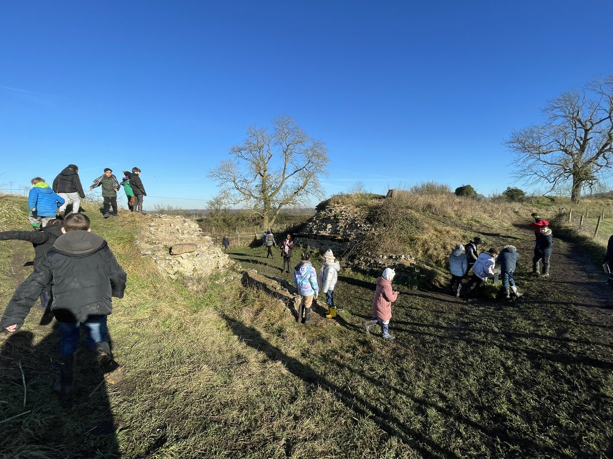 bonnevilleps's tweet photo. Year 5 walking alone the Roman wall at Silchester. Hard to believe that it’s almost 2000 years old! #RottenRomans https://t.co/ytN79Quisj