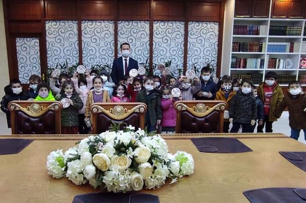 DiyanetVakfi's tweet photo. Kumbaralarını “iyilik” için açtılar

İstanbul Küçükçekmece Müftülüğüne bağlı İnönü Akşemsettin 4-6 Yaş Kur’an Kursu öğrencileri, kumbaralarında biriktirdikleri harçlıklarını, ihtiyaç sahibi çocuklara ulaştırılmak üzere Küçükçekmece Şubemize teslim etti. 

#UnutursanYetimKalır https://t.co/5N0nRARfrL