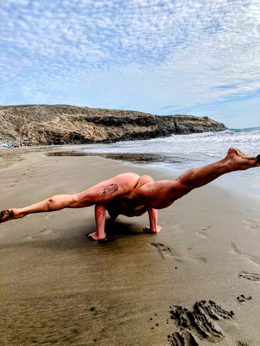AxlHose's tweet photo. Flying splits: apparently this one is hard to photograph from an angle that both shows the move and doesn't turn into a gratuitous hole pic.
#nudebeach #nakedyoga #naturism https://t.co/TaDgNOz1yz