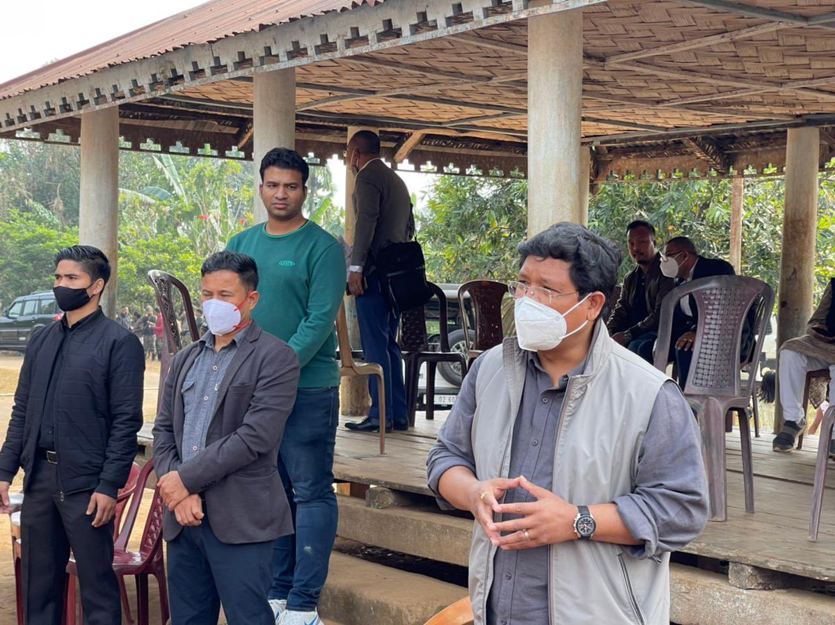 MeghalayaMirror's tweet photo. Today, Meghalaya CM Conrad Sangma visited Bolbokgre village under Selsella Block in West Garo Hills and interacted with the villagers and discussed the problems of the people.
#MeghalayaGovernment #ConradSangma 
#WestGaroHills https://t.co/iQ0A1q28pW