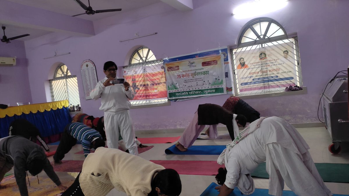 YuvaGumla's tweet photo. Youths of NYK Gumla practicing  Suryanamaskar in collaboration with Lions Club of Gumla.  Suryanamaskar lead  by #patanjali trainer Shri Rupesh Kr. Soni, Shri Bhola Kr. and Priyanka Devi (Zila Prabhari of Bharat Swabhiman)
#suryanamaskar #NYKSINDIA #dcgumla https://t.co/thpTjUcAgT