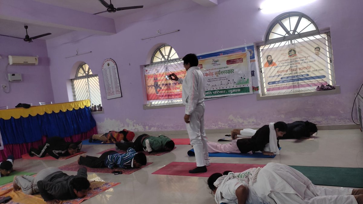 YuvaGumla's tweet photo. Youths of NYK Gumla practicing  Suryanamaskar in collaboration with Lions Club of Gumla.  Suryanamaskar lead  by #patanjali trainer Shri Rupesh Kr. Soni, Shri Bhola Kr. and Priyanka Devi (Zila Prabhari of Bharat Swabhiman)
#suryanamaskar #NYKSINDIA #dcgumla https://t.co/thpTjUcAgT