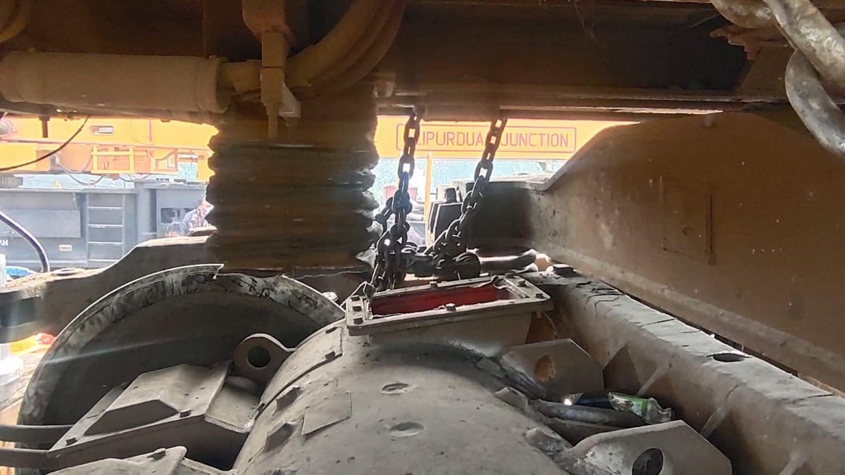 KamalikaSengupt's tweet photo. 15633 Bikaner Express Accident. 
#BikanerExpress was being pulled by a WAP 4 Electric Locomotive. This type of loco has 4 traction motors that generates power. It seems one of such traction motors came out of its position. Fell on the track and caused the derailment. @Dhruba1972 https://t.co/WSwx3zxFtF