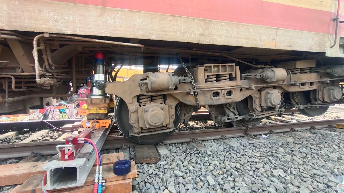 KamalikaSengupt's tweet photo. 15633 Bikaner Express Accident. 
#BikanerExpress was being pulled by a WAP 4 Electric Locomotive. This type of loco has 4 traction motors that generates power. It seems one of such traction motors came out of its position. Fell on the track and caused the derailment. @Dhruba1972 https://t.co/WSwx3zxFtF
