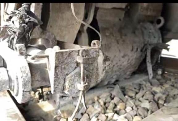 KamalikaSengupt's tweet photo. 15633 Bikaner Express Accident. 
#BikanerExpress was being pulled by a WAP 4 Electric Locomotive. This type of loco has 4 traction motors that generates power. It seems one of such traction motors came out of its position. Fell on the track and caused the derailment. @Dhruba1972 https://t.co/WSwx3zxFtF