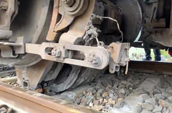 KamalikaSengupt's tweet photo. 15633 Bikaner Express Accident. 
#BikanerExpress was being pulled by a WAP 4 Electric Locomotive. This type of loco has 4 traction motors that generates power. It seems one of such traction motors came out of its position. Fell on the track and caused the derailment. @Dhruba1972 https://t.co/WSwx3zxFtF