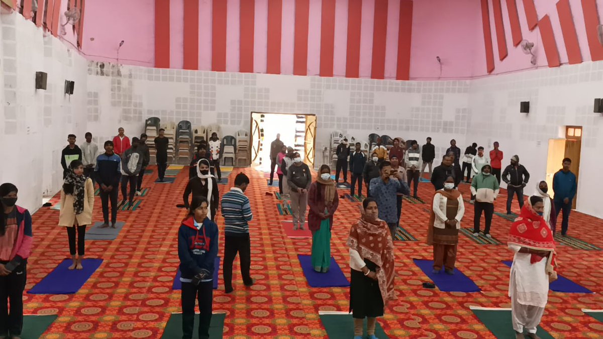 YuvaGumla's tweet photo. Dist. administration organized Suryanamaskar on the occasion of MakarSakranti, where Youths of NYK Gumla participated actively. Suryanamaskar lead by #patanjali trainer Shri Rupesh Kr. Soni; Shri Bhola Kr. and Priyanka (Zila Prabhari of Bharat Swabhiman) at GumlaTownhall https://t.co/h6kSPOJVhi