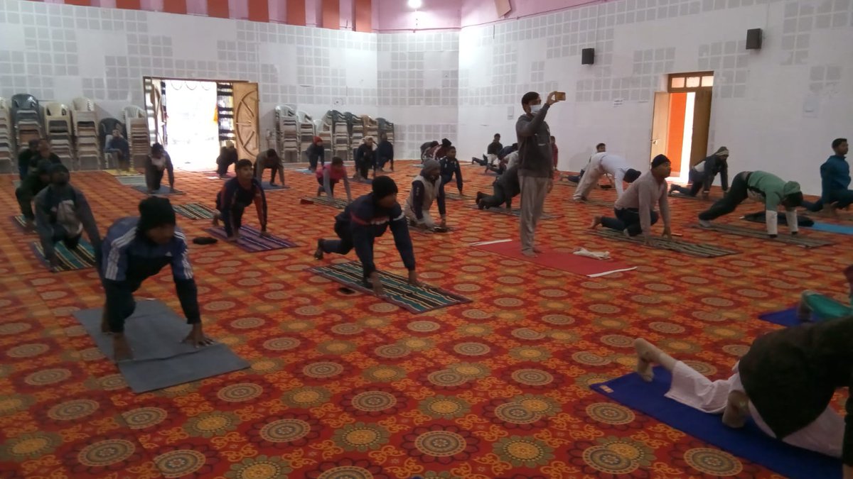 YuvaGumla's tweet photo. Dist. administration organized Suryanamaskar on the occasion of MakarSakranti, where Youths of NYK Gumla participated actively. Suryanamaskar lead by #patanjali trainer Shri Rupesh Kr. Soni; Shri Bhola Kr. and Priyanka (Zila Prabhari of Bharat Swabhiman) at GumlaTownhall https://t.co/h6kSPOJVhi