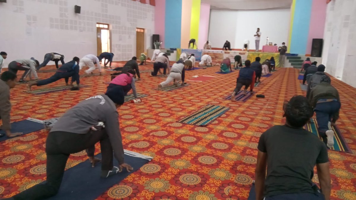 YuvaGumla's tweet photo. Dist. administration organized Suryanamaskar on the occasion of MakarSakranti, where Youths of NYK Gumla participated actively. Suryanamaskar lead by #patanjali trainer Shri Rupesh Kr. Soni; Shri Bhola Kr. and Priyanka (Zila Prabhari of Bharat Swabhiman) at GumlaTownhall https://t.co/h6kSPOJVhi