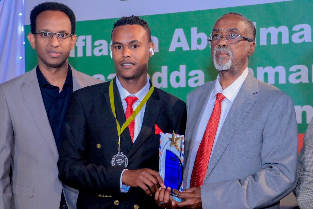 SLMoEM's tweet photo. #Congradulation
Mr. Sahal was recognized being the best of the all 14 employees of the year (2021). He was honored for his work commitments, deligency, decency, integrity and professional ethics. Mr. Sahal humble and polite.
@MoICNG
@MinistryofInve1
@slmesaf
@musebiihi https://t.co/UcSyjAOI18