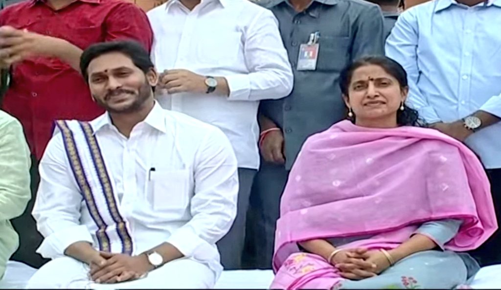 KesagariM's tweet image. పండగ పూట నులక మంచం మీద ,సాంప్రదాయ దుస్తులతో , సతీసమేతంగా చూస్తుంటె కన్నుల నిండుగ మనసుకు ఎంతో సంతోషంగా సాక్షాత్తు ఆ సీతారాముల వారిని  చూసినట్టుగనే ఉంది సామీ 🙏❤️

#HAPPYPongaL2022 
#HappyBhogi 
#CMYSJagan